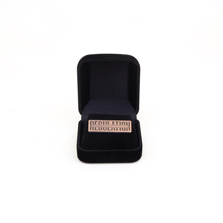 Pin's logo RÉGLEMENTATION n° 002, édition limitée